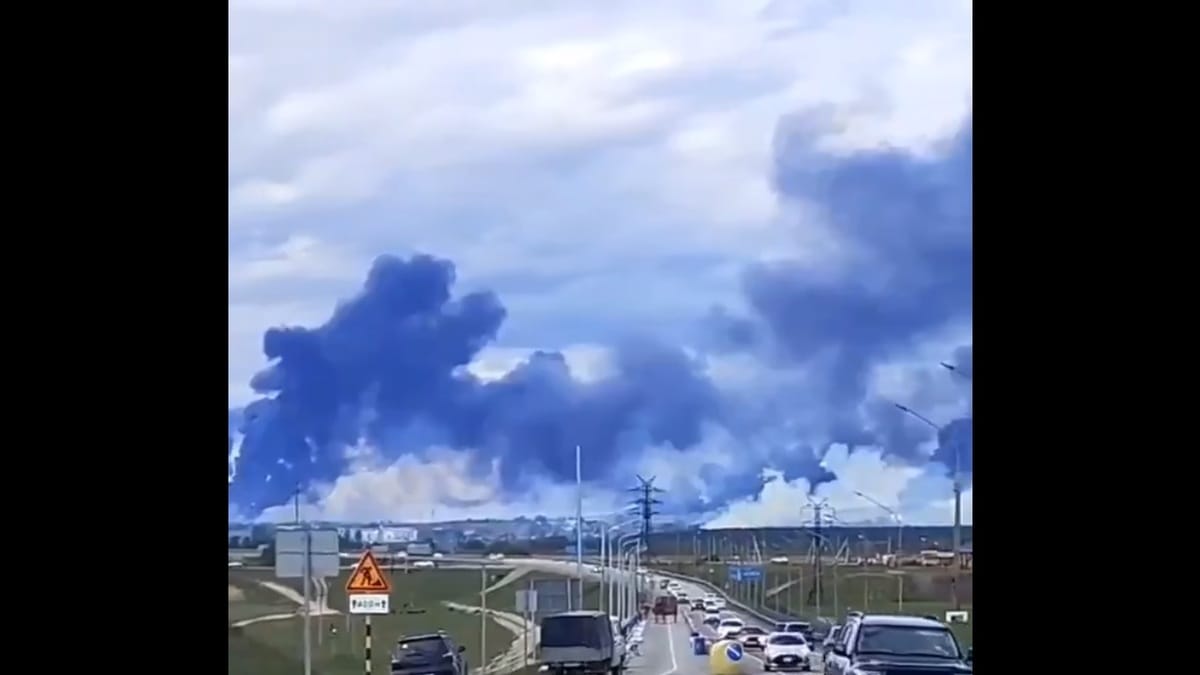 烏軍近期發起「蜘蛛網行動」，將無人機裝入卡車後滲透進俄羅斯境內，並對多個俄軍基地發起打擊。圖為俄軍基地遇襲後冒出濃煙。 圖：擷取自 @jammles9 X 分享影片