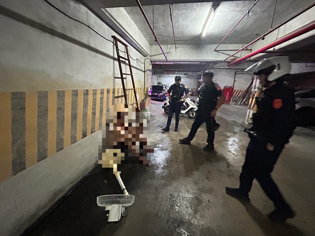 通緝犯蔡姓男子（左）1日開車違停在基隆福一街，警員盤查時，疑心虛逃至附近地下室，還以電風扇攻擊警員；警方以辣椒水制伏，並搜出毒品等證物，詢後將蔡男依法偵辦並解送歸案。（讀者提供）中央社記者王朝鈺傳真  114年6月2日
