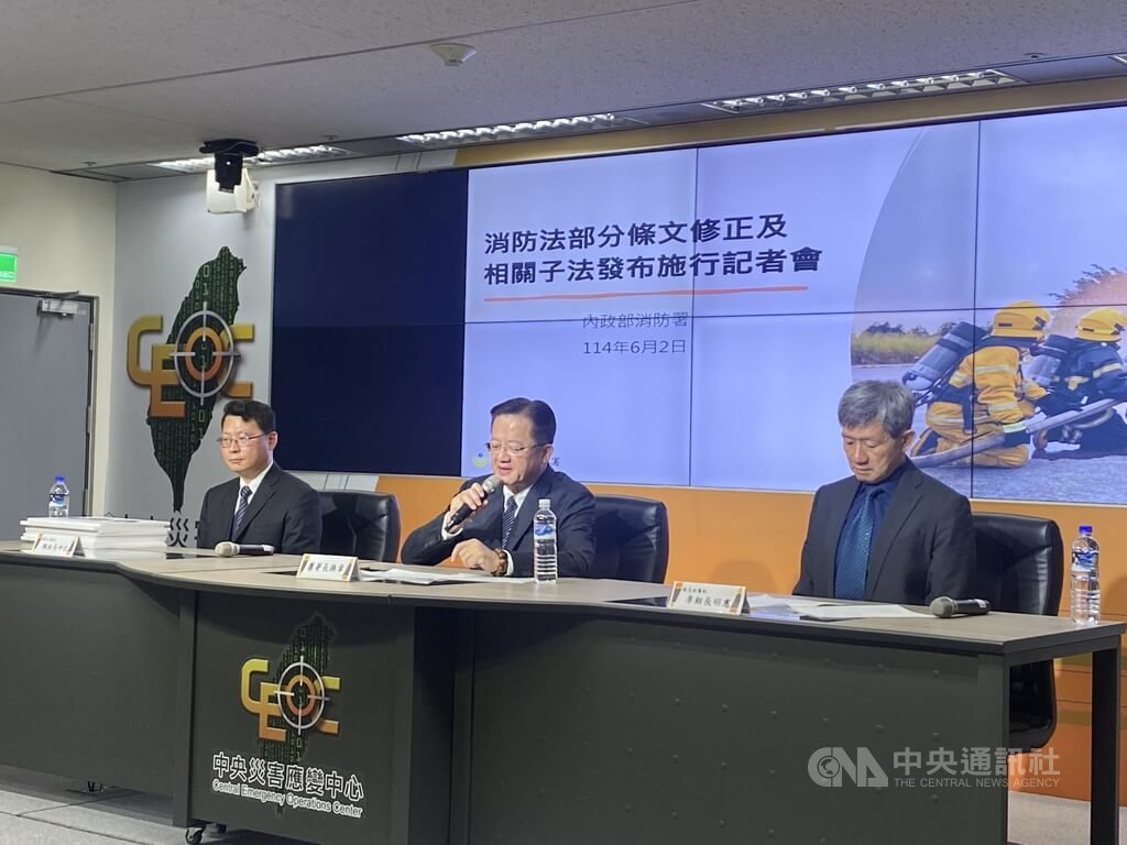 消防法部分條文修正及子法6月施行，消防署2日舉行發布施行記者會，消防署長蕭煥章（中）在會中表示，公共安全方面，將要求廠商落實設備維護及安全管理之責，並全面強化職安配套與權益，將職安意識根植消防DNA。中央社記者黃麗芸攝  114年6月2日