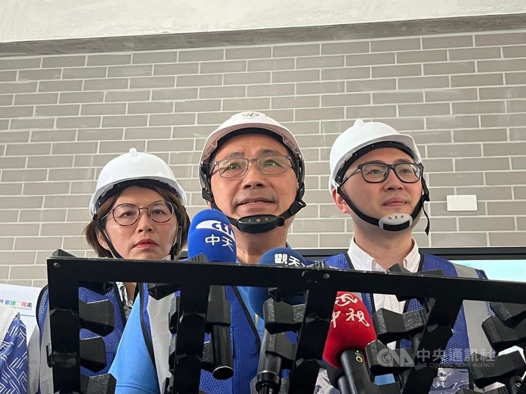 新北市三峽區5月19日發生車禍造成重大傷亡，涉肇事駕駛余姓男子於31日傷重不治。新北市長侯友宜（中）6月2日受訪時表示，全力協助後續求償，希望還給受害者及家屬公道。中央社記者趙敏雅攝 114年6月2日