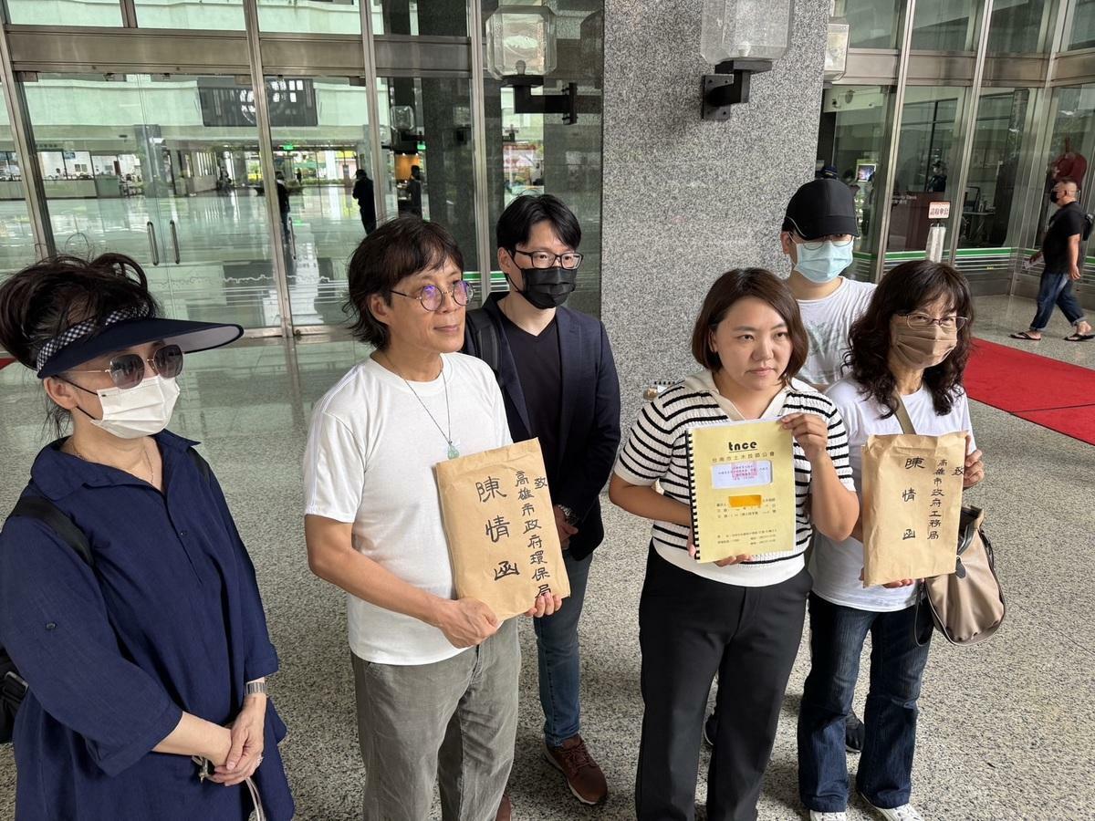 邱于軒(右二)手持台南市土木技師公會最新鑑定報告，陪同自救會成員至市府陳情。 圖：高雄國賓飯店自救會/提供