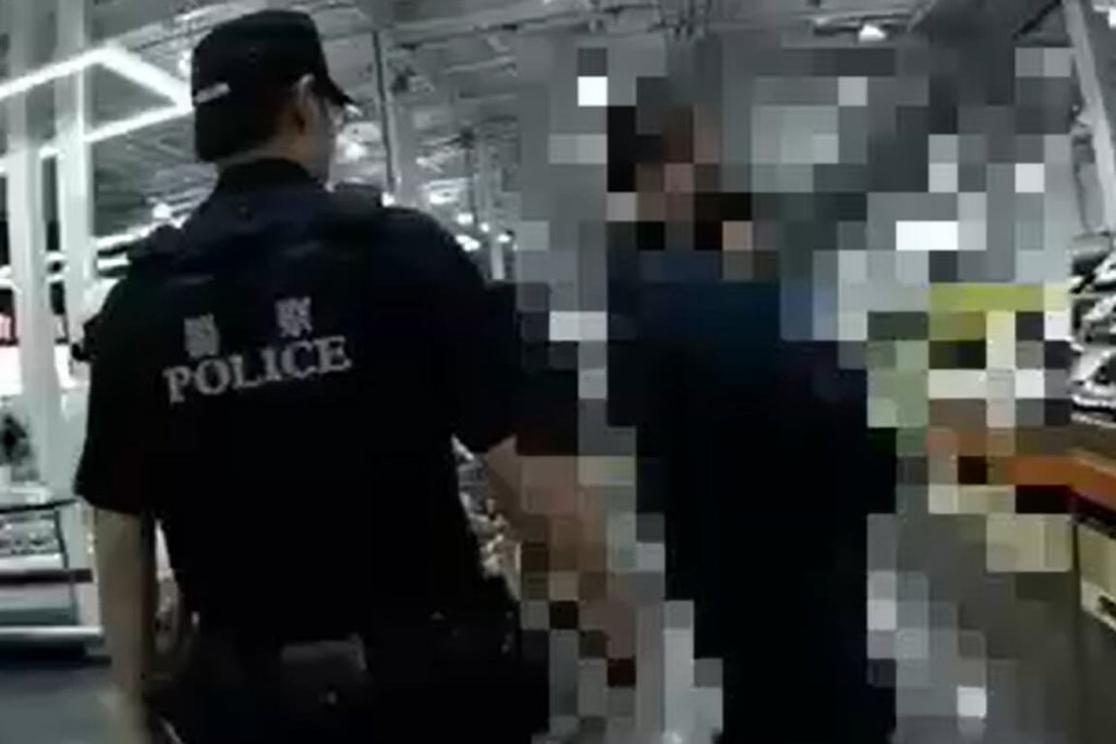 台南市警方5月30日接獲轄區大賣場業者通報，指稱有男子涉嫌趁女店員理貨時以手機偷拍裙底，員警前往現場調查。（讀者提供）中央社記者楊思瑞台南傳真  114年6月2日