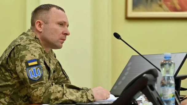 烏克蘭陸軍司令德拉帕特也於 1 日宣布辭職，背負起陸軍部隊駐地遭俄軍導彈襲擊造成 12 死事件的責任。 圖：翻攝自 央視新聞