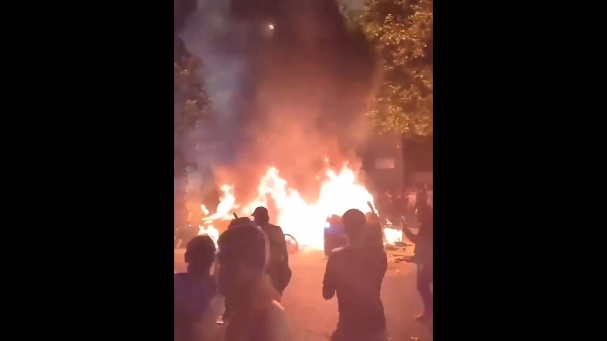 法國巴黎聖日耳曼足球俱樂部於當地時間 31 日晚間取得歐冠冠軍，大量法國民眾上街慶祝，但卻引發一連串騷亂事件，總計導致 2 人死亡、 192 人受傷。 圖：擷取自 @nexta_tv X 分享影片