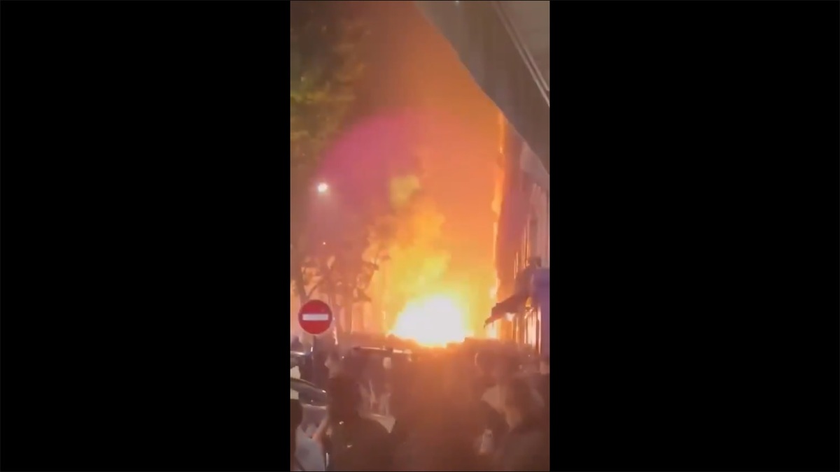 由於此次為 PSG 首次取得歐冠冠軍，許多法國球迷為此感到十分興奮。然而，騷亂事件仍對法國的社會秩序造成了巨大的危害。 圖：擷取自 @nexta_tv X 分享影片