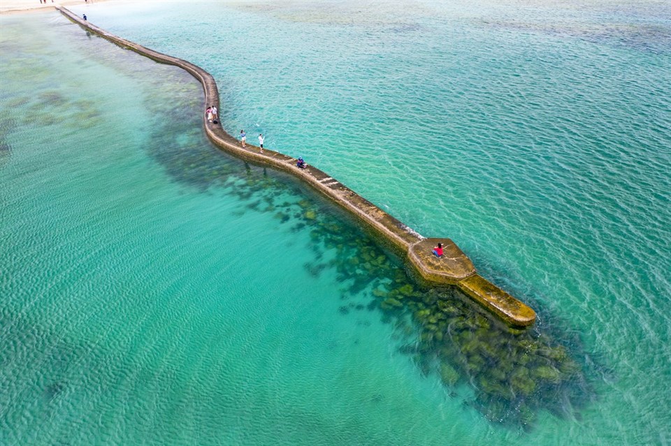 澎湖百大亮點「後寮」以碧海藍天的海中步道「天堂路」聞名。 圖：交通部觀光署／提供