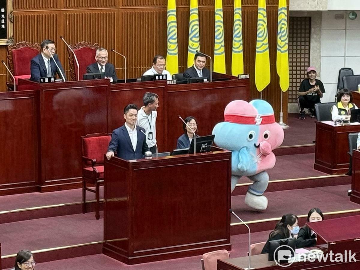 世壯運吉祥物「壯寶」今現身議會，與台北市長蔣萬安一起備詢。 圖：周煊惠 / 攝