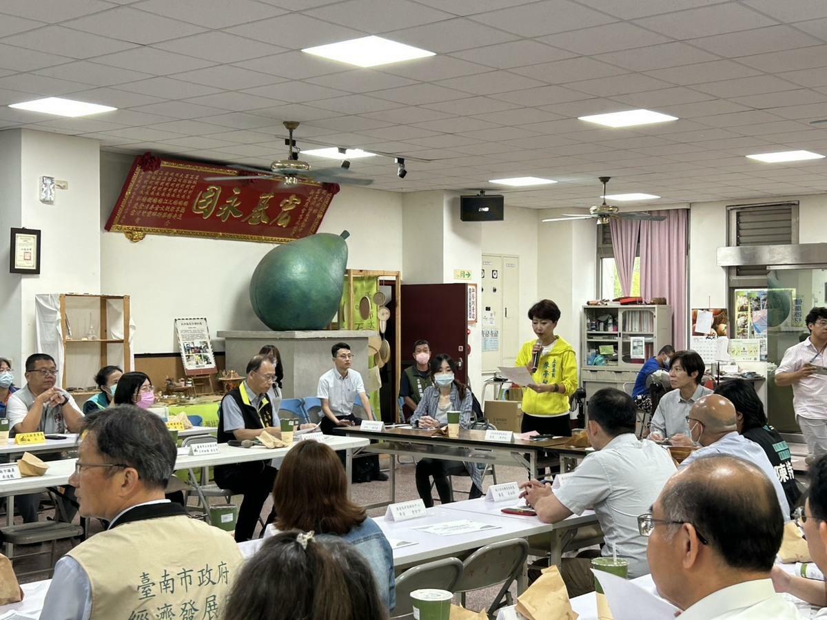 立委陳亭妃今日參與立法院「台南地區經濟建設概況」考察行程，接連針對柳營、下營、善化、大內等4區的地方創生計畫進行診斷，並要求各主管機關於一個月內協助地方政府及提案單位修正計畫內容，再送交國發會審議通過。 圖：陳亭妃服務處提供