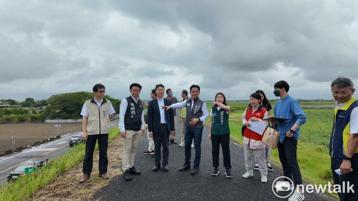 立法院交通委員會立委林俊憲會同交通部部長陳世凱，國土署、水利署，台南交通局、工務局及立委郭國文等人會勘，實際了解工程規劃狀況，力促南41線延伸工程盡速進行。 圖：林俊憲服務處提供