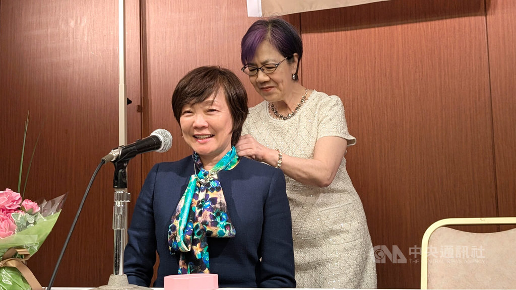 日本前首相安倍晉三遺孀安倍昭惠（前）2日出席日本李登輝之友會在東京舉辦的活動，李登輝女兒李安妮致贈項鍊，象徵兩人永遠不分開的姊妹情誼。中央社記者楊明珠東京攝  114年6月2日 圖：中央社提供