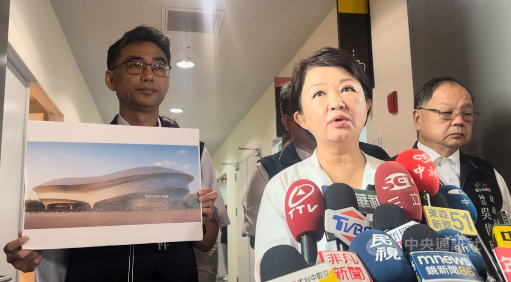 台中市長盧秀燕（中）2日公布廠商提供的台中超巨蛋設計圖，她強調，這非最後定案，未來市府辦理可行性報告與相關評估，會透過徵案方式徵選。 圖：中央社提供