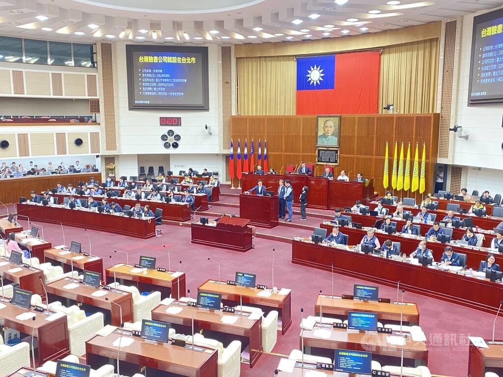 台北市議會2日進行市政總質詢及答覆，有議員指出，臉書Facebook名人詐騙廣告層出不窮，要求北市府提告；市長蔣萬安表示，將請法務局研議開罰標準，希望Meta配合台灣政府打擊詐騙。中央社記者黃麗芸攝  114年6月2日 圖：中央社提供