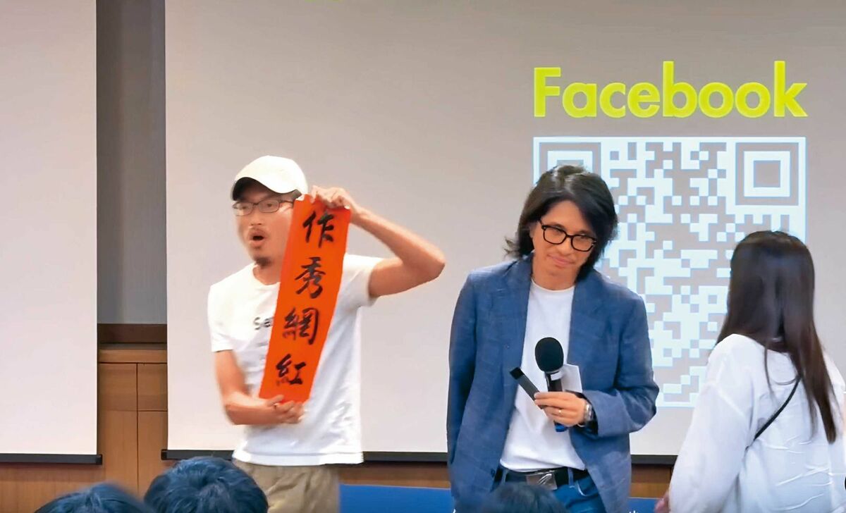 葉丙成（中）因洩露性平案受害人個資遭抨擊，演講時有學生到場踢館，怒轟他是作秀網紅。 圖：翻攝Threads yo_u_518