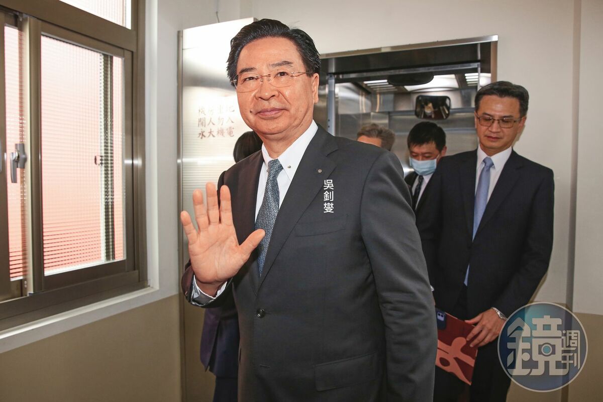 國安會祕書長吳釗燮擔任外交部長時的祕書何仁傑遭吸收成為共諜，檢調釐清外洩資料，全面防堵中共滲透。 圖：鏡週刊提供