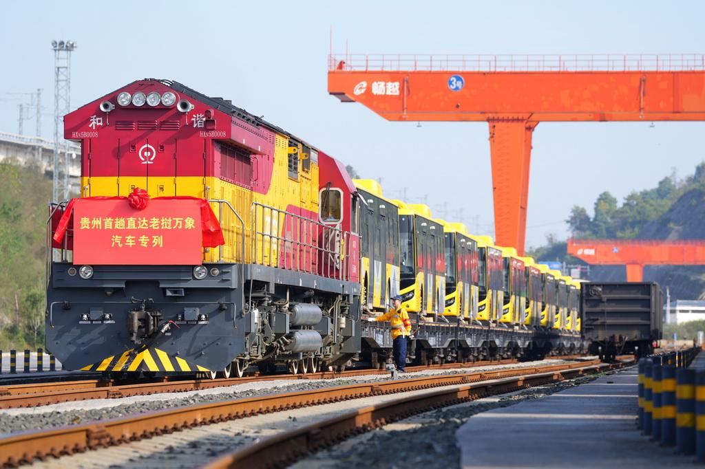 2024 年 10 月，中國首列從貴州直達寮國萬象的汽車出口專列啟程，象徵「一帶一路」產能輸出與區域連結持續推進。但背後，包括寮國在內的多國政府，正為償還中國數十億美元貸款承受日益加重的財政壓力。  （圖／新華社）
