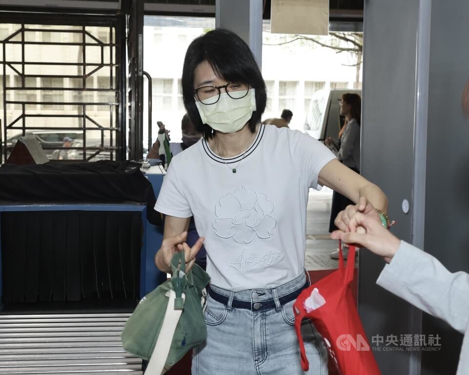 台北地方法院3日繼續審理京華城案，以證人身分傳喚前台北市都委會執行祕書邵琇珮到庭。中央社記者張皓安攝  114年6月3日