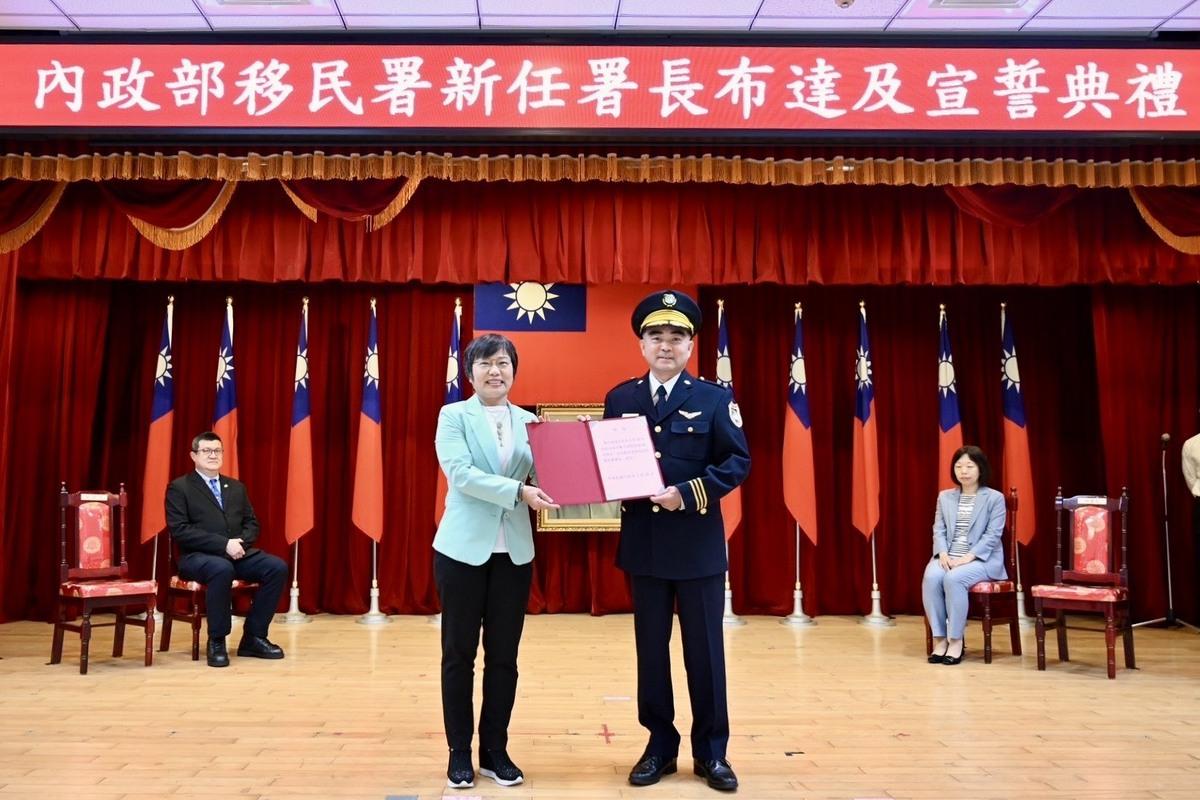內政部移民署今（3）日舉行新任署長布達及宣誓典禮，由部長劉世芳主持，新任署長由副署長林宏恩陞任。 圖：移民署提供