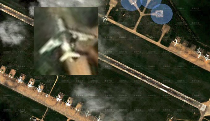 另外也有網友分享俄羅斯伊萬諾沃空軍基地遇襲後的衛星照片，強調停放在該基地的 A-50 預警機在事件發生後明顯受損。 圖：翻攝自 @rainbow78521 X 帳號