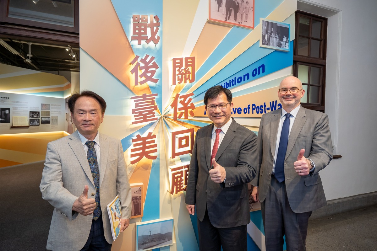 林佳龍與谷立言一同參觀「戰後台美關係回顧展」 圖：翻攝自林佳龍臉書