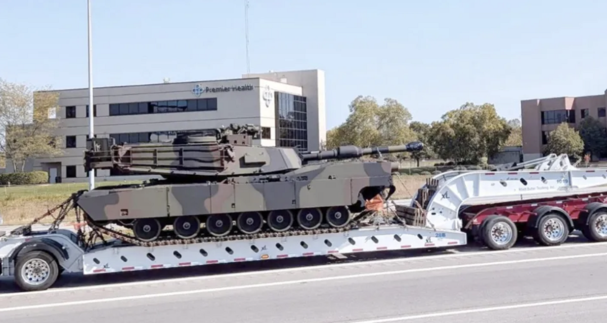 M1A2T 具備與美軍現役 M1A2 SEPv3 相近的火控與防護能力，搭載 120 毫米滑膛砲，具備「獵-殲能力」，可迅速偵測並鎖定目標。 圖：翻攝自 國平視野