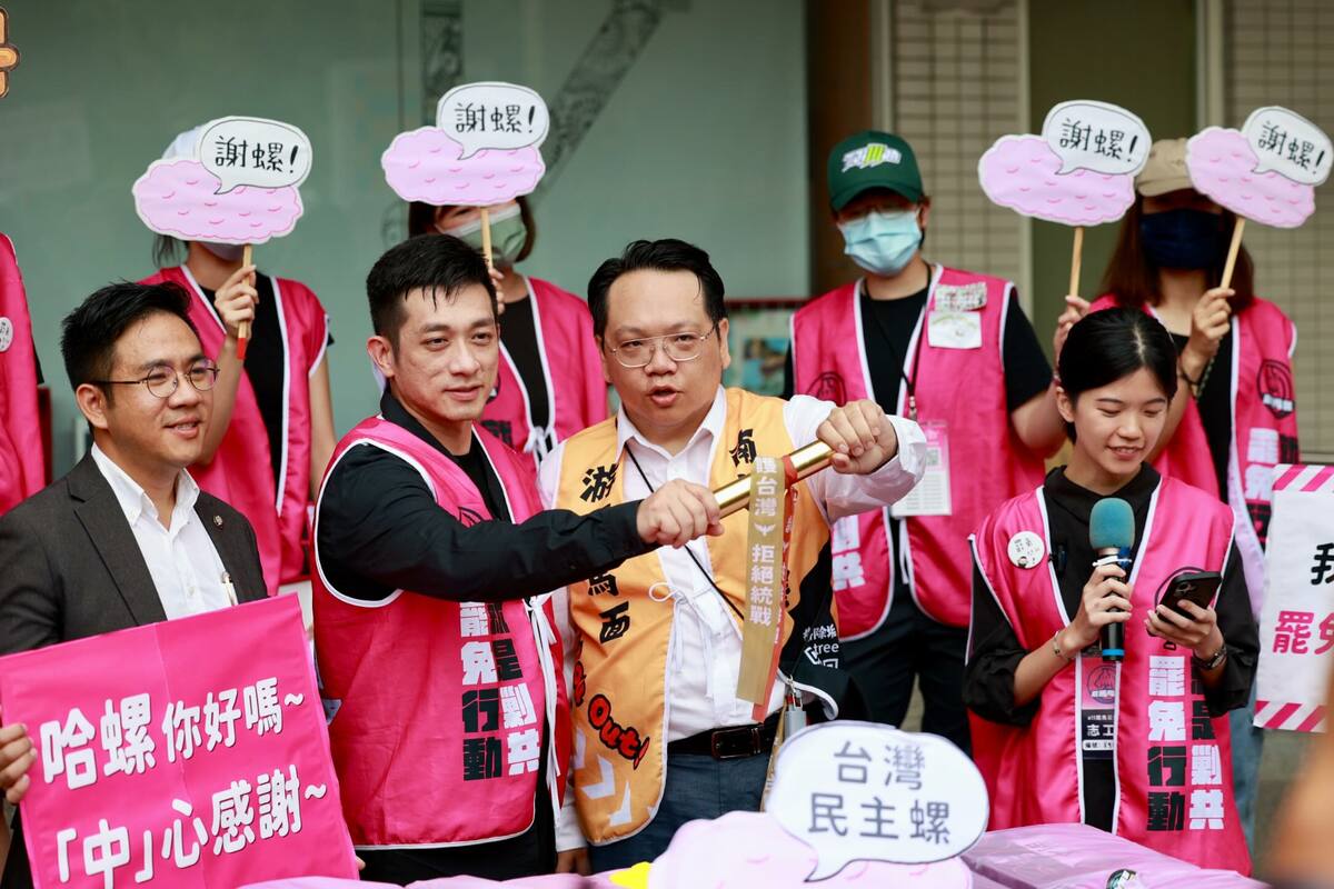在經歷罷團幾日努力以及中選會昨日「校正回歸」後，罷免馬文君公民團體「All 罷馬」3日赴南投縣選委會補提3828份連署書。 圖：「ALL罷馬」團隊/提供