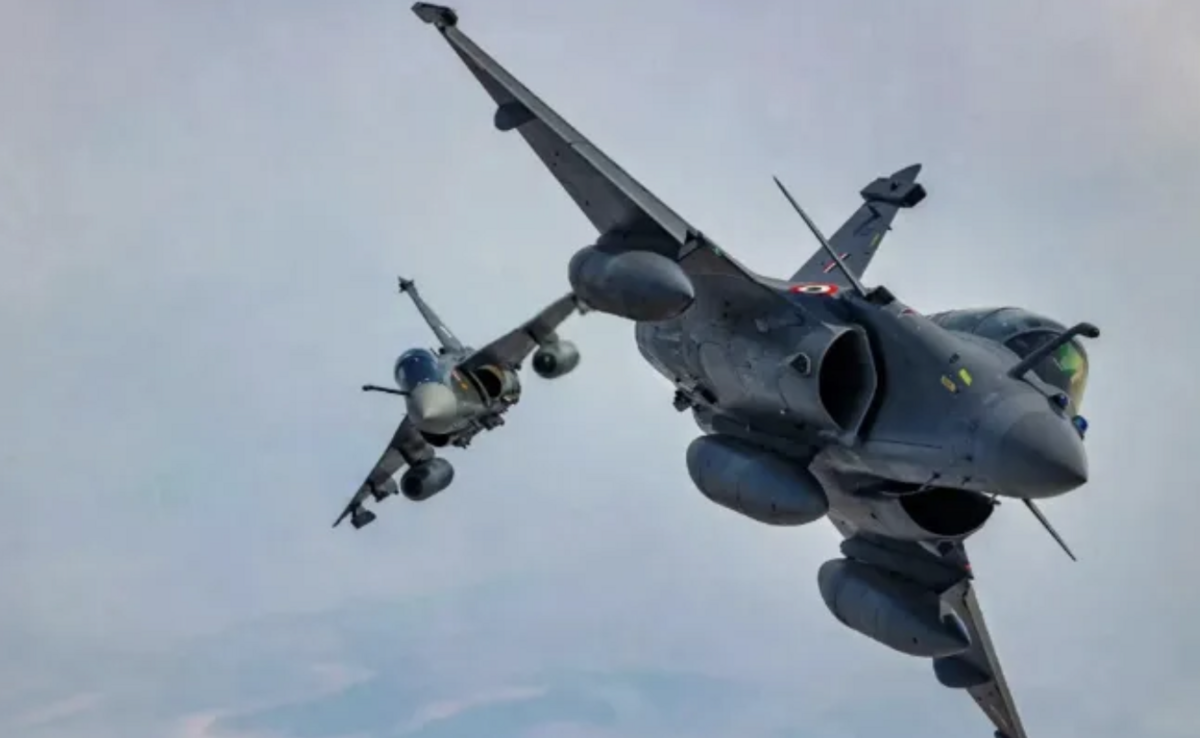 法國陣風戰機疑在印巴空戰中，遭中製「殲-10CE」戰機擊落。 圖：擷取自《騰訊網》
