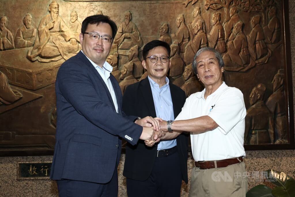 針對桌球小將葉伊恬參賽風波，教育部次長張廖萬堅（中）、體育署長鄭世忠（左）、桌球協會理事長趙重光（右）3日下午一同在教育部開會，經過1個多小時討論後，共同發表3點聲明，聲明當中，桌協祕書長葉國欽願為爭議事件公開道歉。中央社記者翁睿坤攝  114年6月3日