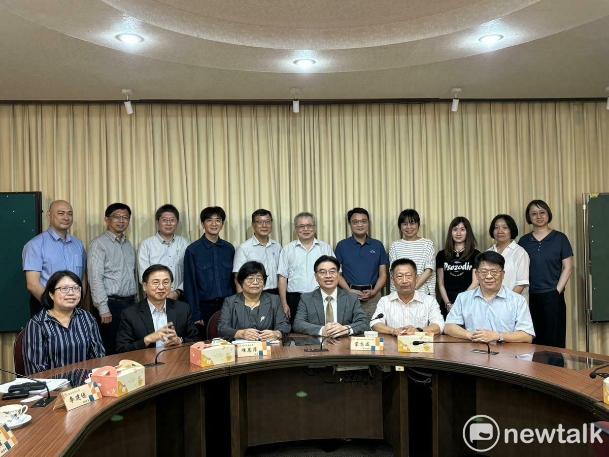為強化青年政策推動與在地發展連結，台南市政府攜手14所大專院校，正式啟動「台南市青年策略聯盟」，並預計在年底簽署合作備忘錄(MOU)，研考會為此一一拜會各大專院校。 圖：台南市政府提供