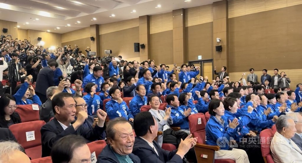 韓國共同民主黨設於國會議員會館大會議室的選情中心在出口民調結果出爐的瞬間爆出巨大歡呼聲，慶祝共同民主黨候選人李在明大幅勝出。中央社記者廖禹揚首爾攝  114年6月3日 圖：中央社提供