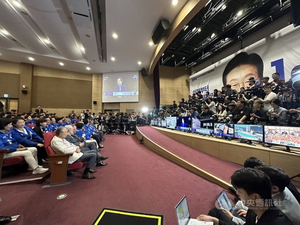 韓國大選投票結束，共同民主黨設於國會議員會館大會議室的選情中心，黨內人士聚集在此等候開票。中央社記者廖禹揚首爾攝 114年6月3日 圖：中央社提供