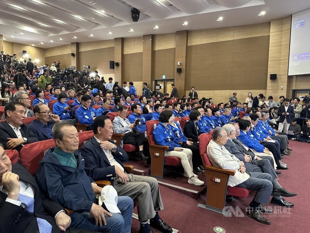 韓國總統選舉日被定為國定假日，投票時間從今天上午6時到晚上8時。出口民調結果顯示，共同民主黨候選人李在明勝出。圖為各界人士等待開票結果。中央社記者廖禹揚首爾攝  114年6月3日 圖：中央社提供