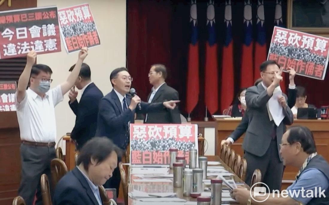 立法院財政委員會因審查補足地方補助款決議，藍綠白爆發衝突。 圖：金大鈞/攝