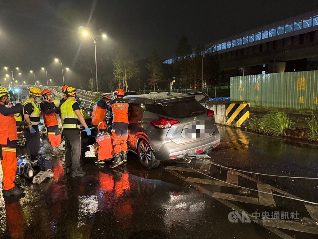 新北市一名76歲黃姓老翁4日凌晨駕車行經新店區新北環快道路往中安橋上橋處，自撞中安大橋護牆，送醫搶救後不治，警方表示，現場未聞到酒味，初判疑為黃姓老翁未注意車前狀況導致自撞，詳細肇事原因待調查釐清。（翻攝畫面）中央社記者趙敏雅傳真 114年6月4日