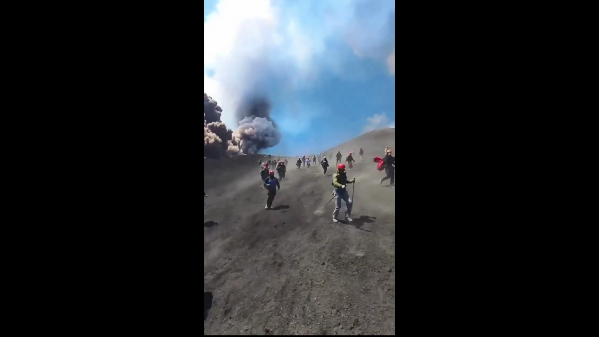 義大利西西里島上的埃特納火山 6 月 2 日突然爆發，數十名身處山上的遊客遭逢火山噴發瞬間，一度陷入恐慌，場面驚險。 圖:翻攝自影片