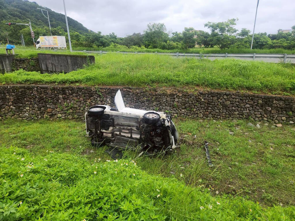 69歲簡姓女子4日清晨開車行經宜蘭縣頭城鎮青雲路3段時，突然失控衝上分隔島再開至同向車道、撞上路邊車輛，最終翻落至武營橋下乾涸河床，所幸簡女僅受擦傷。（讀者提供）中央社記者王朝鈺傳真  114年6月4日