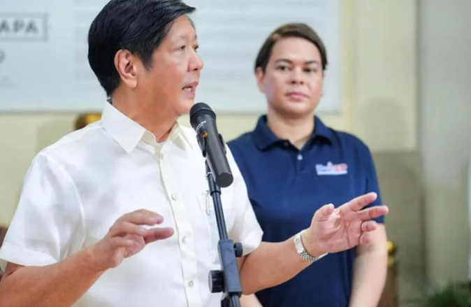 本月初，菲律賓政壇再度陷入動盪。總統費迪南德·馬可仕（Ferdinand Marcos Jr.）釋出政治「橄欖枝」，試圖修復與副總統莎拉·杜特地（Sara Duterte）之間的緊張關係，但遭到後者冷峻回絕。 圖:翻攝自時談有譯