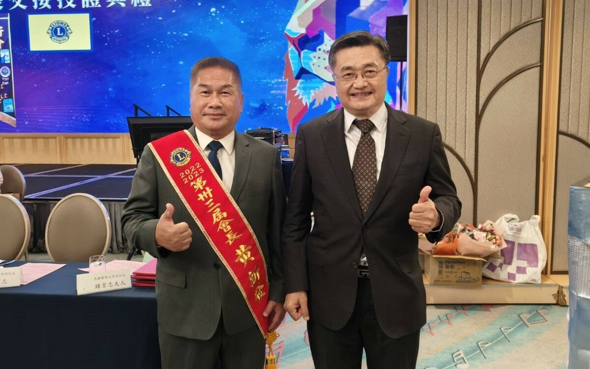 鍾育志(右)感謝新揚發冷凍設備有限公司董事長黃新發(左)捐贈10萬元善款。 圖：高雄市日新獅子會/提供
