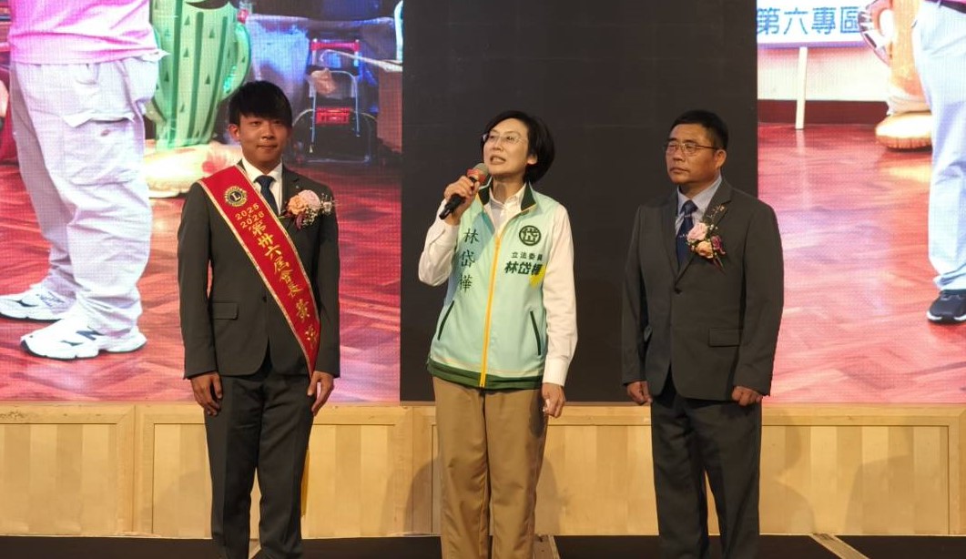 立委林岱樺(中)到場勉勵卸任會長王忠濱(右)及新任會長黃淳彥(左)。 圖：高雄市日新獅子會/提供