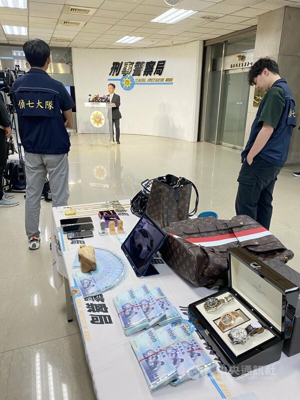 朱姓女子任職銀行時涉幫詐欺集團洗錢遭判刑。刑事局持續追查發現，該集團勾結柬埔寨詐團洗錢，溯源揪出在台主嫌和水房幹部等送辦，4日在記者會中說明偵辦經過並展示贓證物。中央社記者黃麗芸攝  114年6月4日