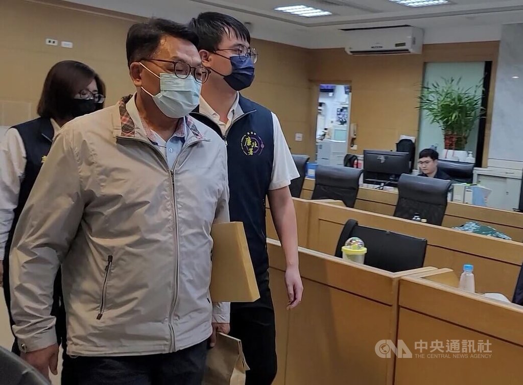 前民進黨立委陳歐珀（圖）涉嫌於立委任內收受物流公司不正利益遭檢廉搜索約談，4日凌晨移送台北地檢署複訊。中央社記者謝幸恩攝 114年6月4日