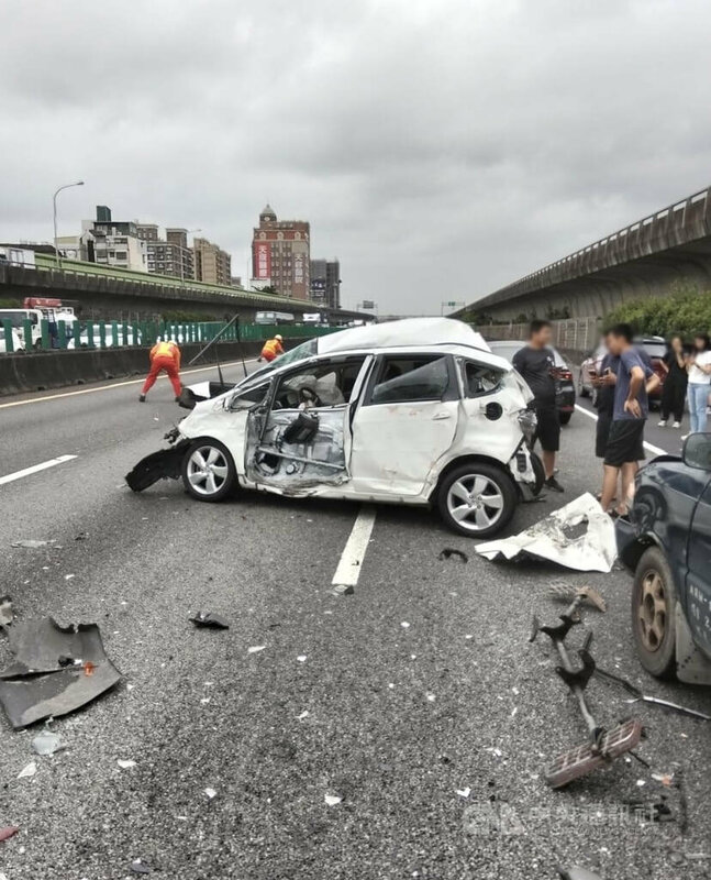 國道1號南向61.3公里處中壢路段4日下午發生8車連環撞，所幸僅2人輕傷。（翻攝照片）中央社記者葉臻傳真 114年6月4日