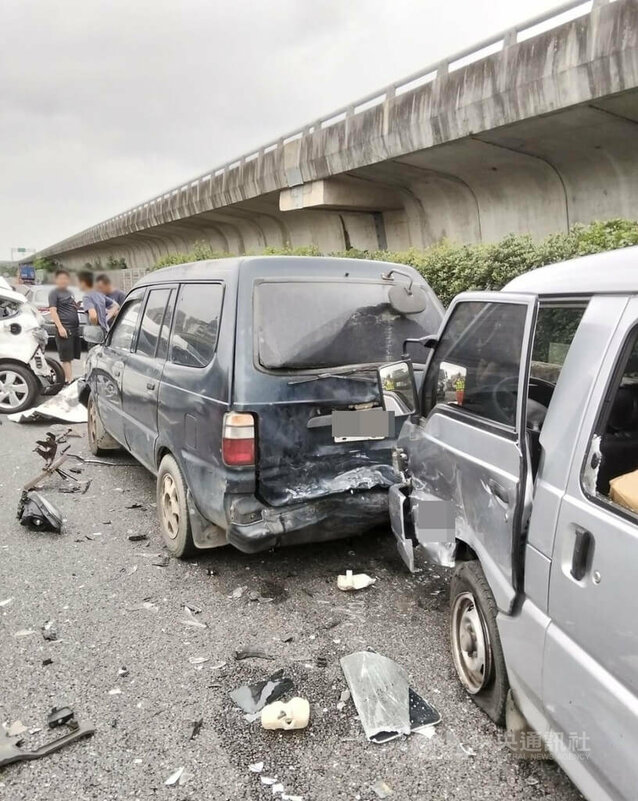 國道1號南向61.3公里處中壢路段4日下午發生8車連環撞，警方調查，疑是大貨車遇車流回堵時未保持安全距離釀禍。（翻攝照片）中央社記者葉臻傳真 114年6月4日