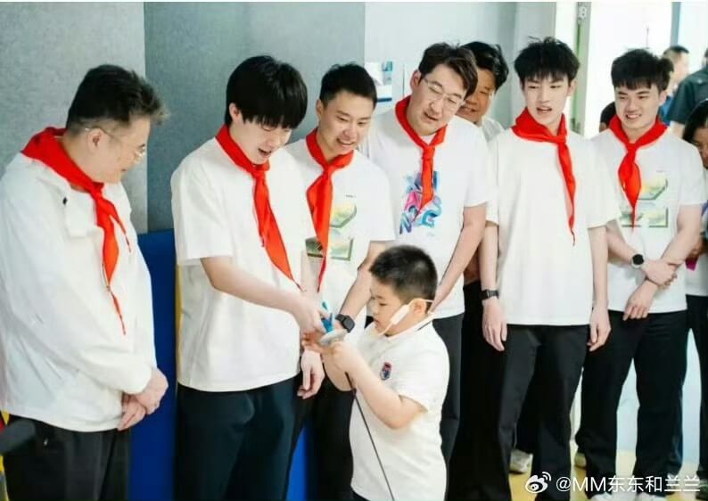 林昀儒（右1）隨隊參加公開活動時，戴上紅領巾。（圖取自m.weibo.cn/u/2318415082）