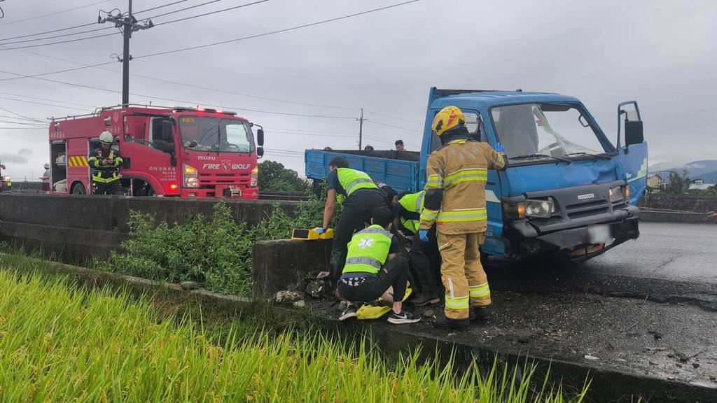 台東市中華路與四川路巷道交叉口4日發生一起機車與貨車碰撞車禍，34歲機車女騎士當場無生命跡象、送醫搶救，78歲貨車男駕駛則未受傷，確切肇因待釐清。（民眾提供）中央社記者盧太城台東傳真  114年6月4日