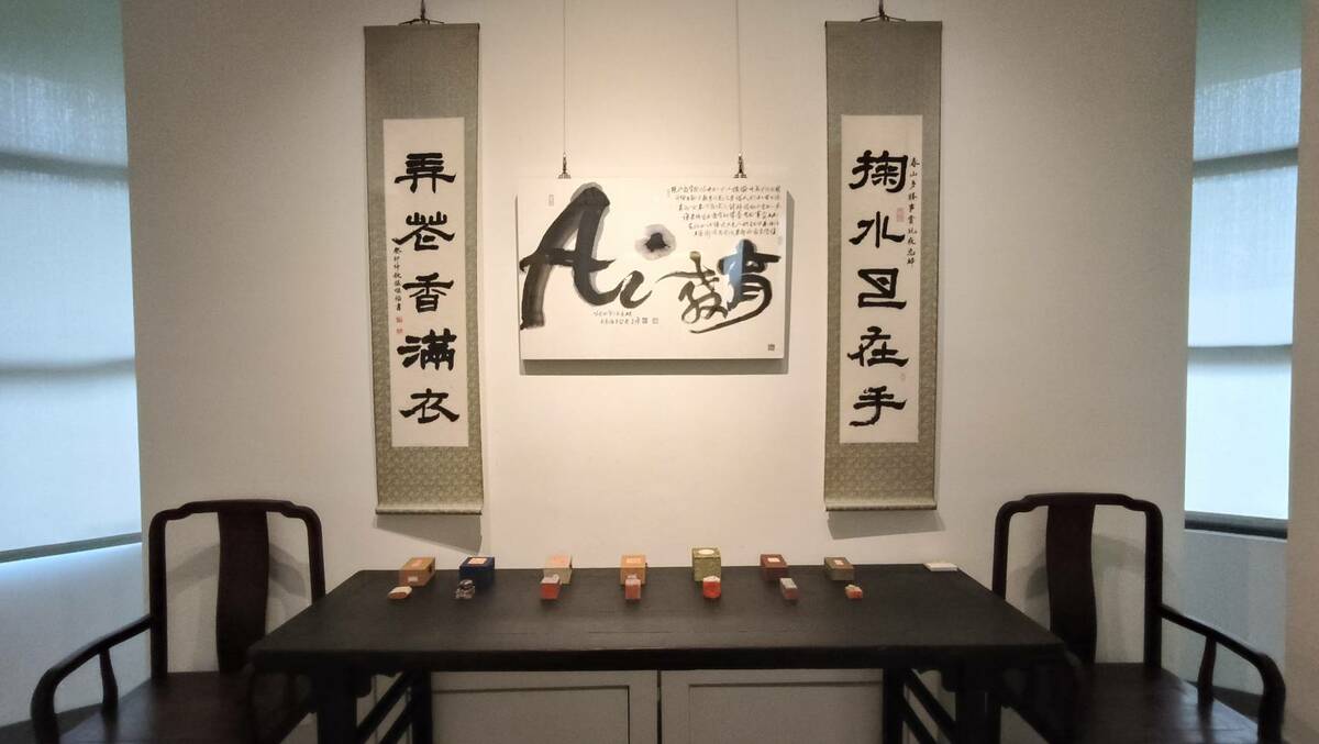 屏師校友自6/5至6/26在明宗書法藝術館舉辦聯展，參展者皆累積數十年之書寫功力，揚名於書法界，此次展覽內容多以彰顯屏師精神及屏東在地文化為主，展品多元而各見風貌，精彩可期。 圖：黃博郎／攝