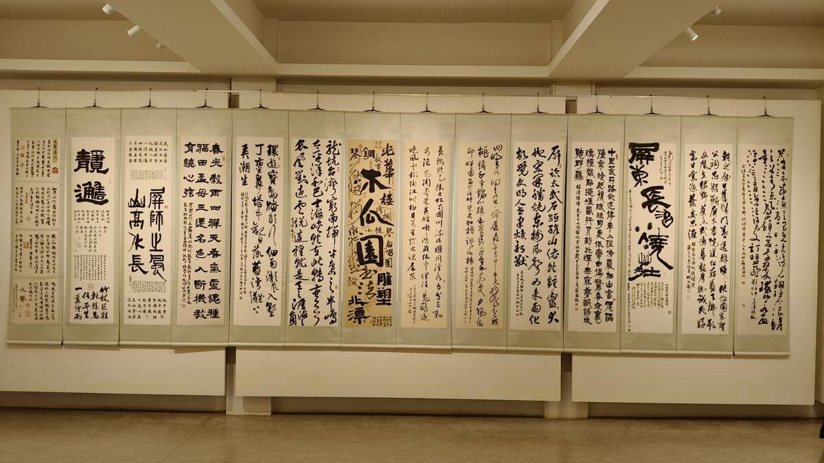 屏師校友自6/5至6/26在明宗書法藝術館舉辦聯展，參展者皆累積數十年之書寫功力，揚名於書法界，此次展覽內容多以彰顯屏師精神及屏東在地文化為主，展品多元而各見風貌，精彩可期。 圖：黃博郎／攝