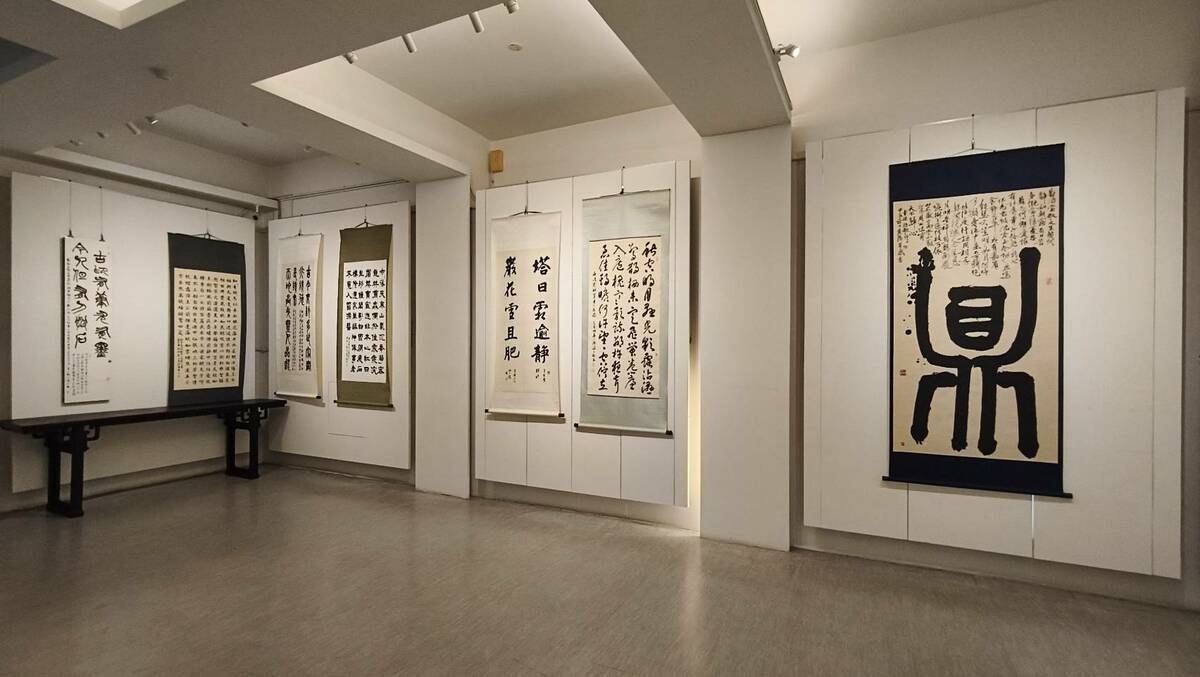 屏師校友自6/5至6/26在明宗書法藝術館舉辦聯展，參展者皆累積數十年之書寫功力，揚名於書法界，此次展覽內容多以彰顯屏師精神及屏東在地文化為主，展品多元而各見風貌，精彩可期。 圖：黃博郎／攝