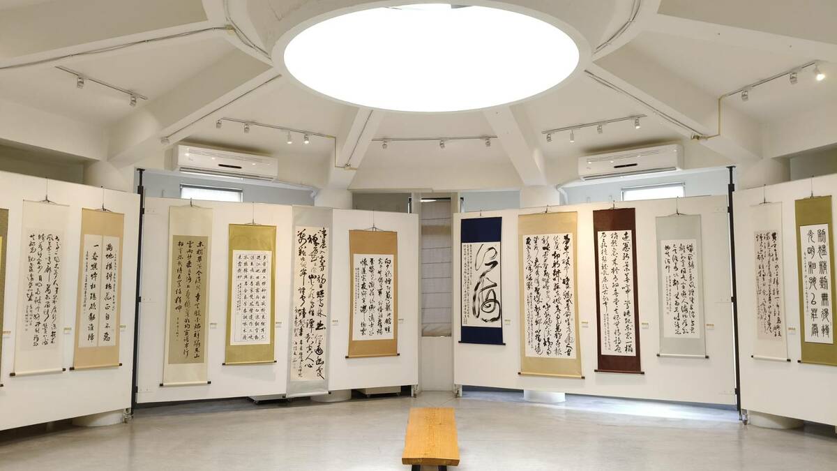 屏師校友自6/5至6/26在明宗書法藝術館舉辦聯展，參展者皆累積數十年之書寫功力，揚名於書法界，此次展覽內容多以彰顯屏師精神及屏東在地文化為主，展品多元而各見風貌，精彩可期。 圖：黃博郎／攝