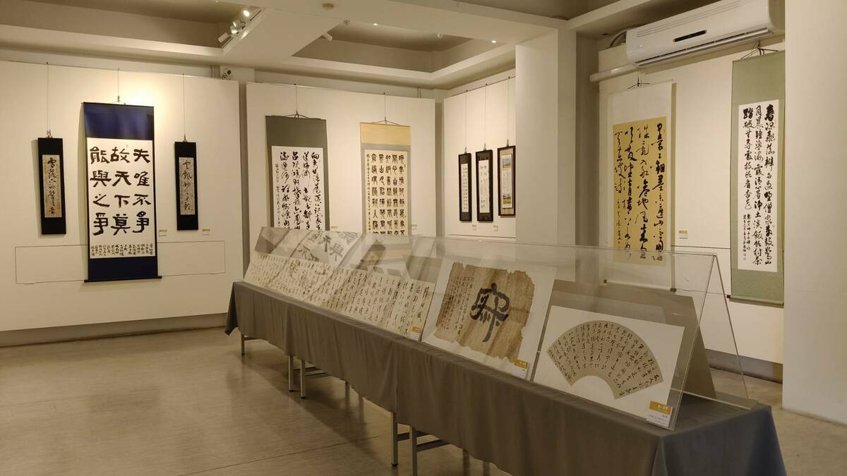 屏師校友自6/5至6/26在明宗書法藝術館舉辦聯展，參展者皆累積數十年之書寫功力，揚名於書法界，此次展覽內容多以彰顯屏師精神及屏東在地文化為主，展品多元而各見風貌，精彩可期。 圖：黃博郎／攝