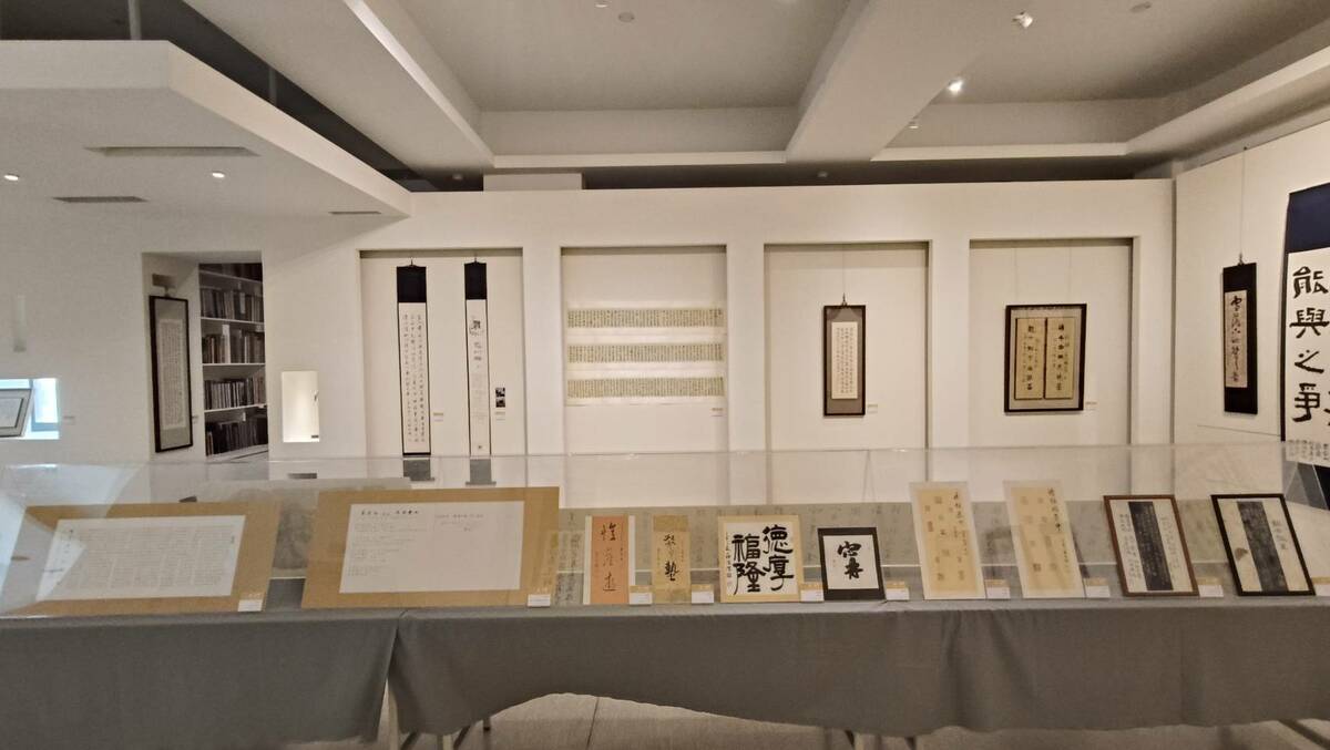 屏師校友自6/5至6/26在明宗書法藝術館舉辦聯展，參展者皆累積數十年之書寫功力，揚名於書法界，此次展覽內容多以彰顯屏師精神及屏東在地文化為主，展品多元而各見風貌，精彩可期。 圖：黃博郎／攝